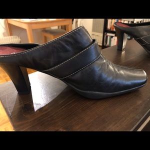 Barely Worn Aerosoles black heeled shoes